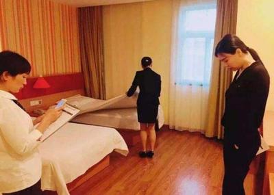 情侶外出住酒店時，為何會遭遇警察突擊查房？服務(wù)員道出緣由！